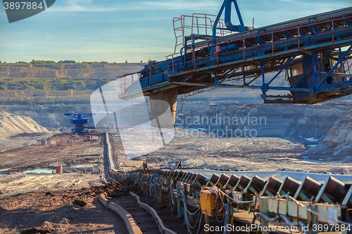 Image of Long conveyor belt transporting ore