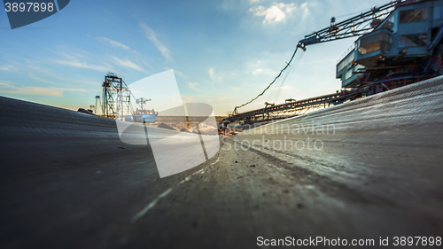 Image of Long conveyor belt transporting ore