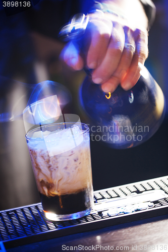 Image of Barista making a chilled coffee beverage