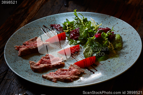 Image of Grilled sliced roast beef and green salad