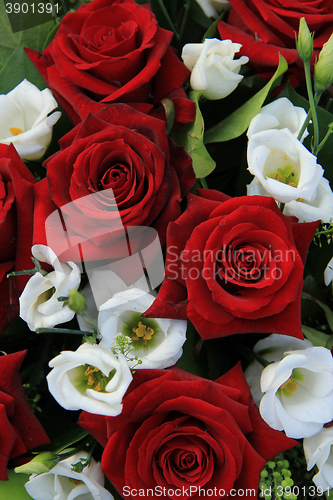 Image of White and red wedding arrangement