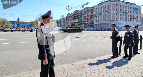 Image of Policemen in cordon wait for motorcade on TverskayaStree