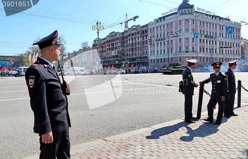 Image of Policemen in cordon wait for motorcade on TverskayaStree