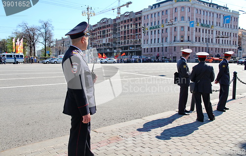 Image of Policemen in cordon wait for motorcade on TverskayaStree