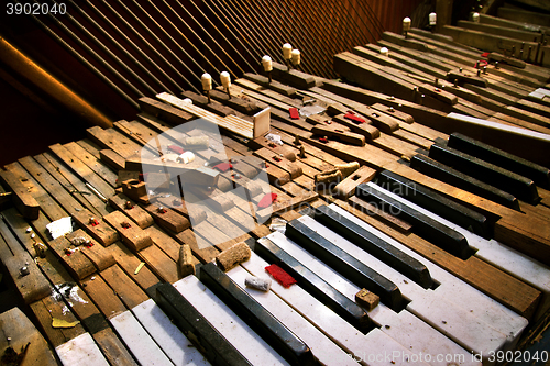 Image of Old broken piano