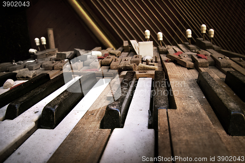 Image of Old broken piano