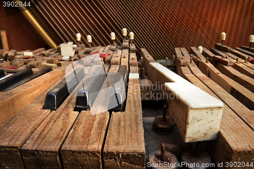 Image of Old broken piano