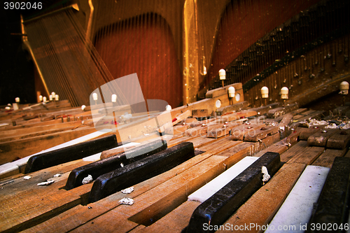 Image of Old broken piano