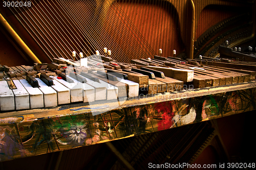 Image of Old broken piano