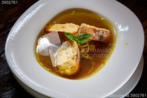 Image of Bowl of tradiitonal French onion soup