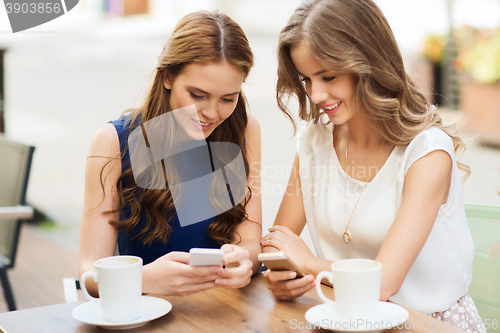 Image of women with smartphones and coffee at outdoor cafe