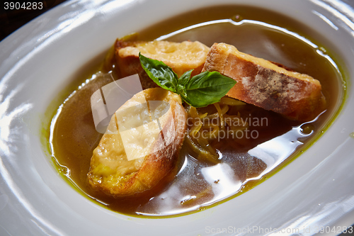 Image of Bowl of tradiitonal French onion soup