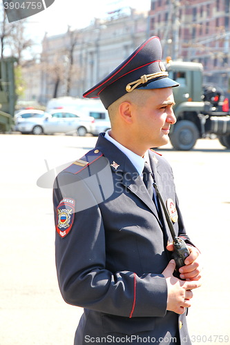 Image of Policemen in cordon wait for motorcade on TverskayaStree