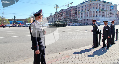 Image of Policemen in cordon wait for motorcade on TverskayaStree