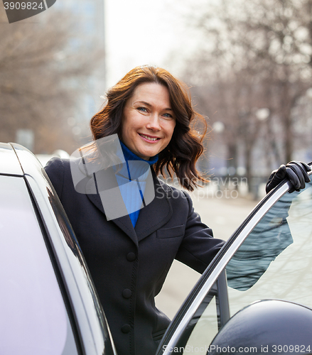 Image of woman sits in the car
