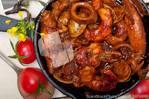 Image of fresh seafoos stew on an iron skillet