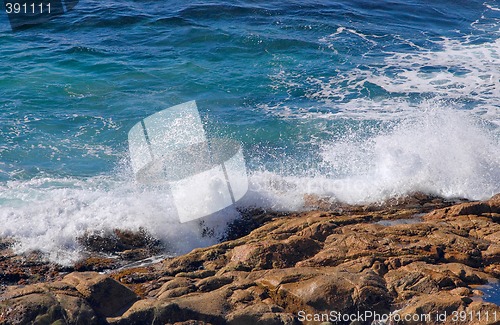 Image of waves crashing onto rocks