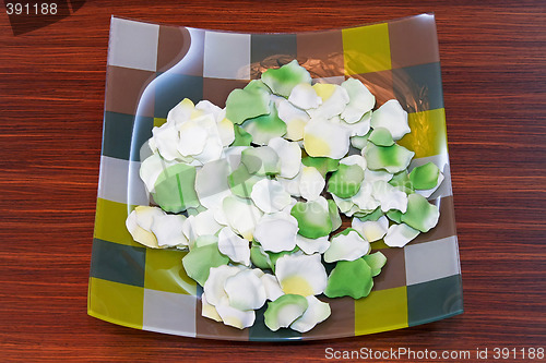 Image of Plate with petals