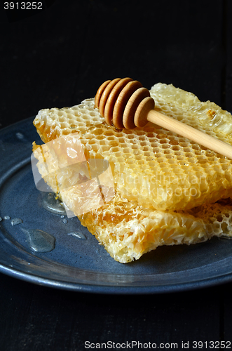 Image of  honeycomb and wooden dipper