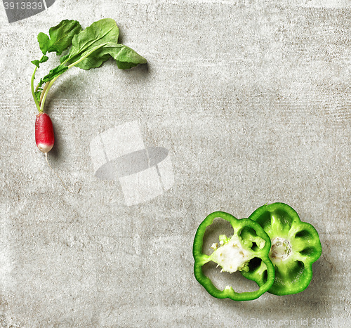 Image of fresh radish and green paprika slices