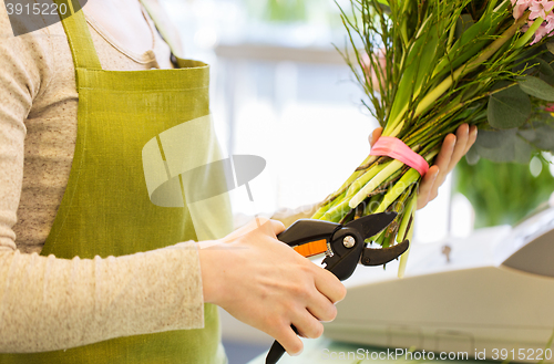 Image of close up of florist woman with flowers and pruner