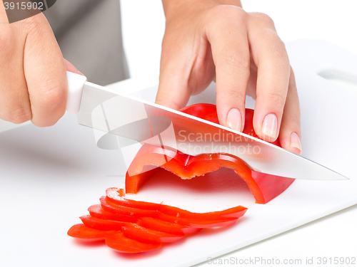 Image of Cook is chopping bell pepper