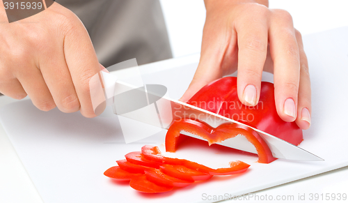 Image of Cook is chopping bell pepper