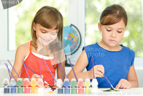 Image of Little girls are drawing using pencils