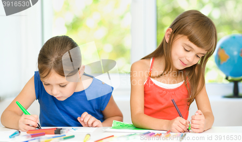 Image of Little girls are drawing using pencils