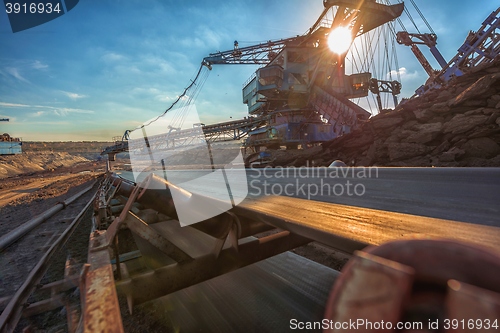 Image of Long conveyor belt transporting ore