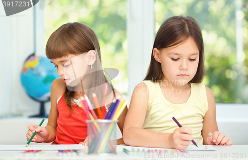 Image of Little girls are drawing using pencils