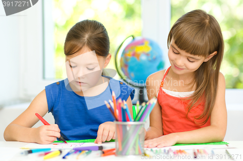 Image of Little girls are drawing using pencils