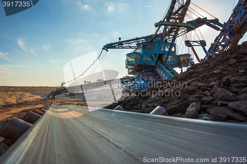 Image of Long conveyor belt transporting ore