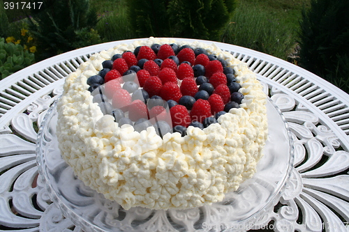 Image of Gateau with strawberry, raspberry and blueberry