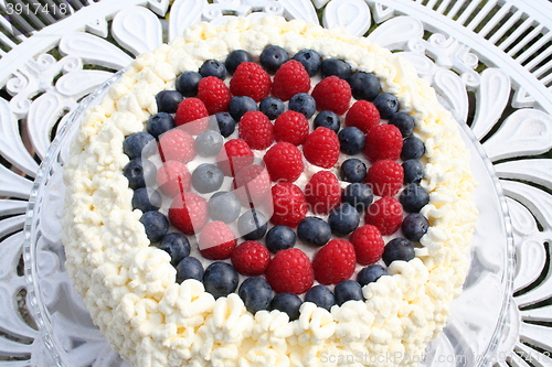 Image of Gateau with strawberry, blueberry and raspberry