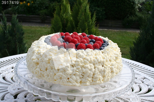 Image of Gateau with strawberry, blueberry and raspberry