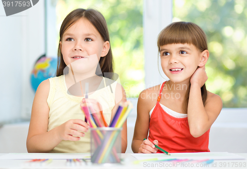 Image of Little girls are drawing using pencils