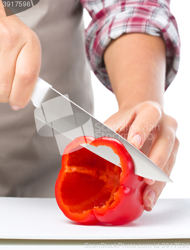 Image of Cook is chopping bell pepper