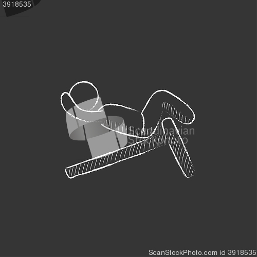 Image of Man doing crunches on incline bench. Drawn in chalk icon.