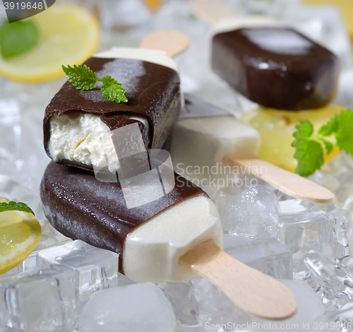 Image of mint ice cream with lemon slices