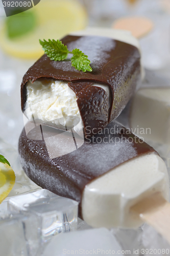 Image of mint ice cream with lemon slices