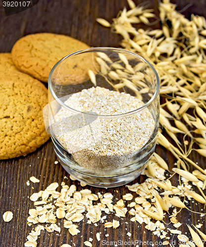 Image of Bran small oat in glass with cookies on board