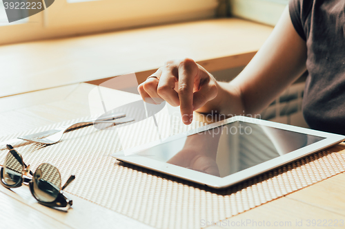 Image of girl works on the tablet