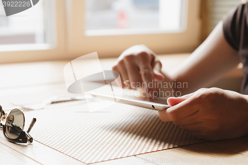 Image of girl works on the tablet