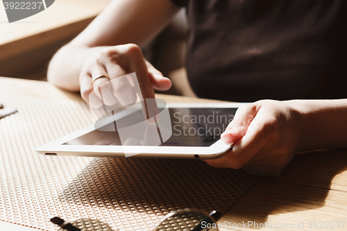 Image of girl works on the tablet