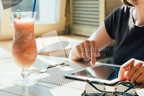 Image of girl works on the tablet