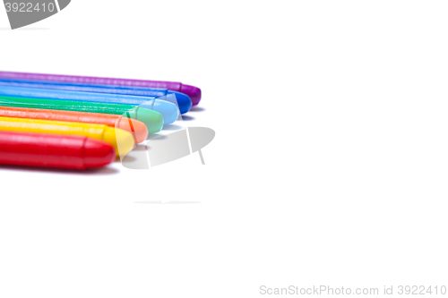 Image of Crayons lined up in rainbow 