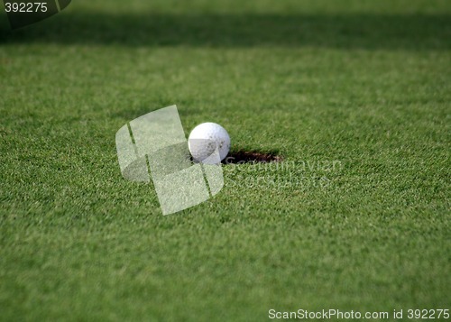 Image of Golfball falling in the hole