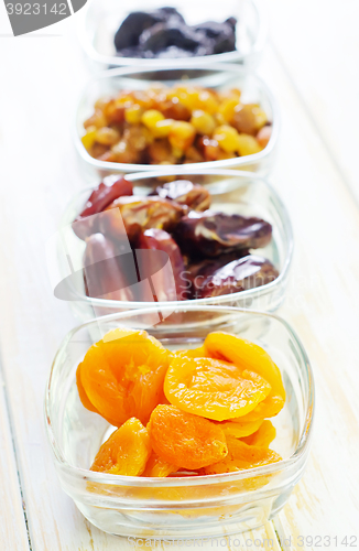 Image of dried apricots, raisins and dates