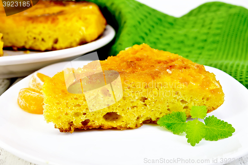 Image of Pie mandarin with mint and green napkin on board